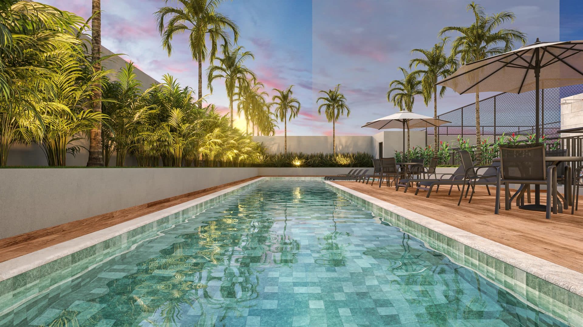 Piscina retangular com deck de madeira, espreguiçadeiras, mesas com guarda-sóis e paisagismo com palmeiras ao fundo.