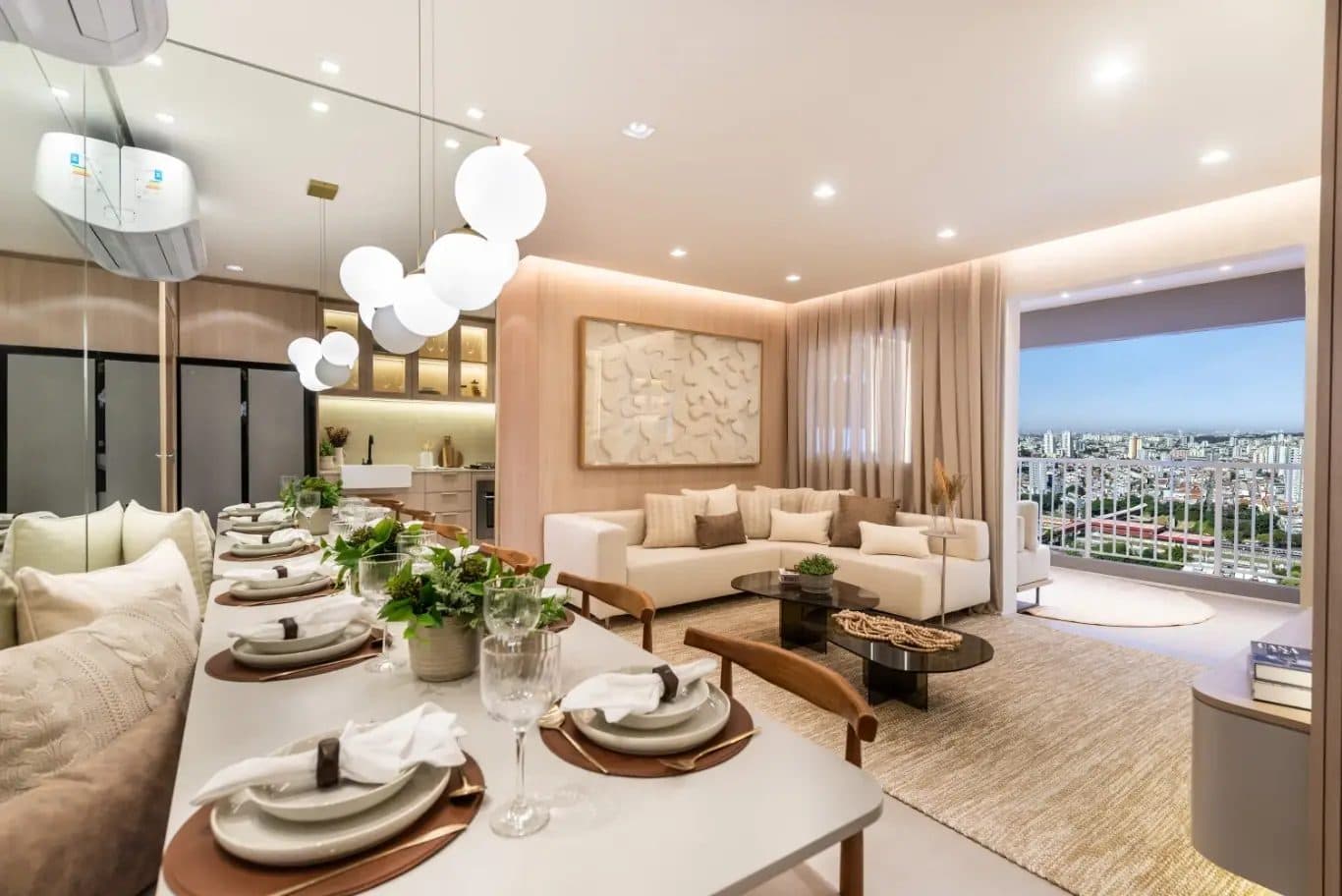 Sala de jantar integrada com sala de estar, mesa posta e acesso à varanda.